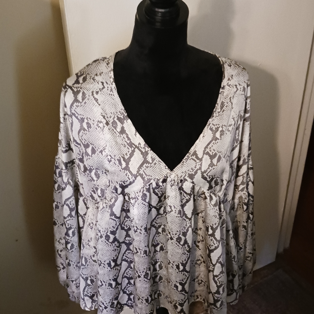 Ladies size XL snake print top
